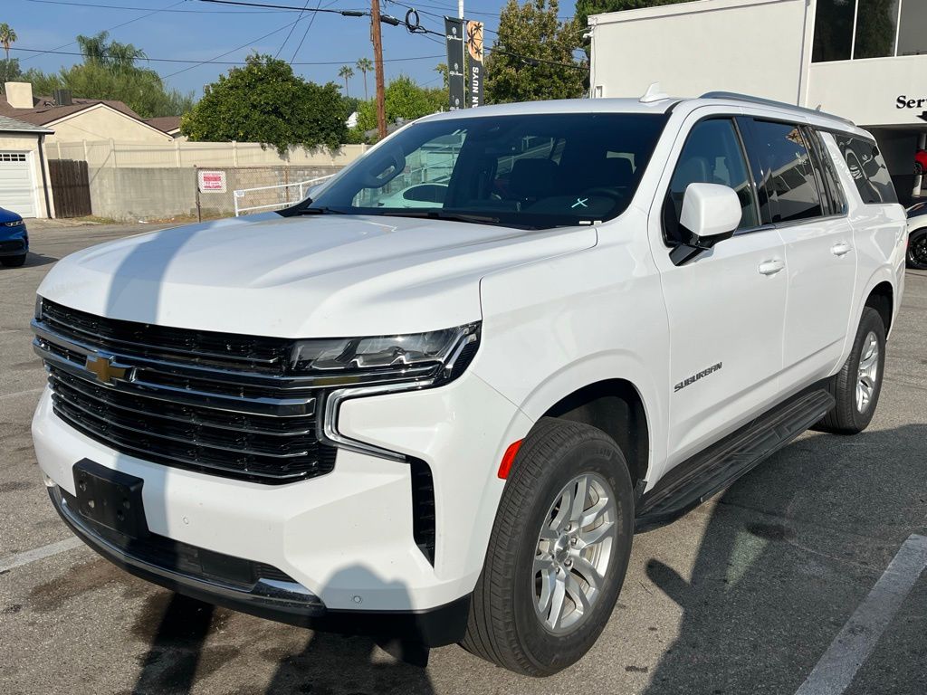 2024 Chevrolet Suburban LT photo 2