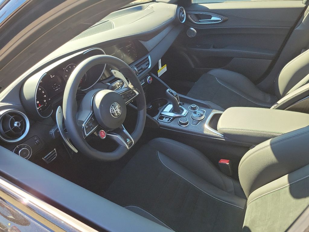 2024 Alfa Romeo Giulia Quadrifoglio photo 4