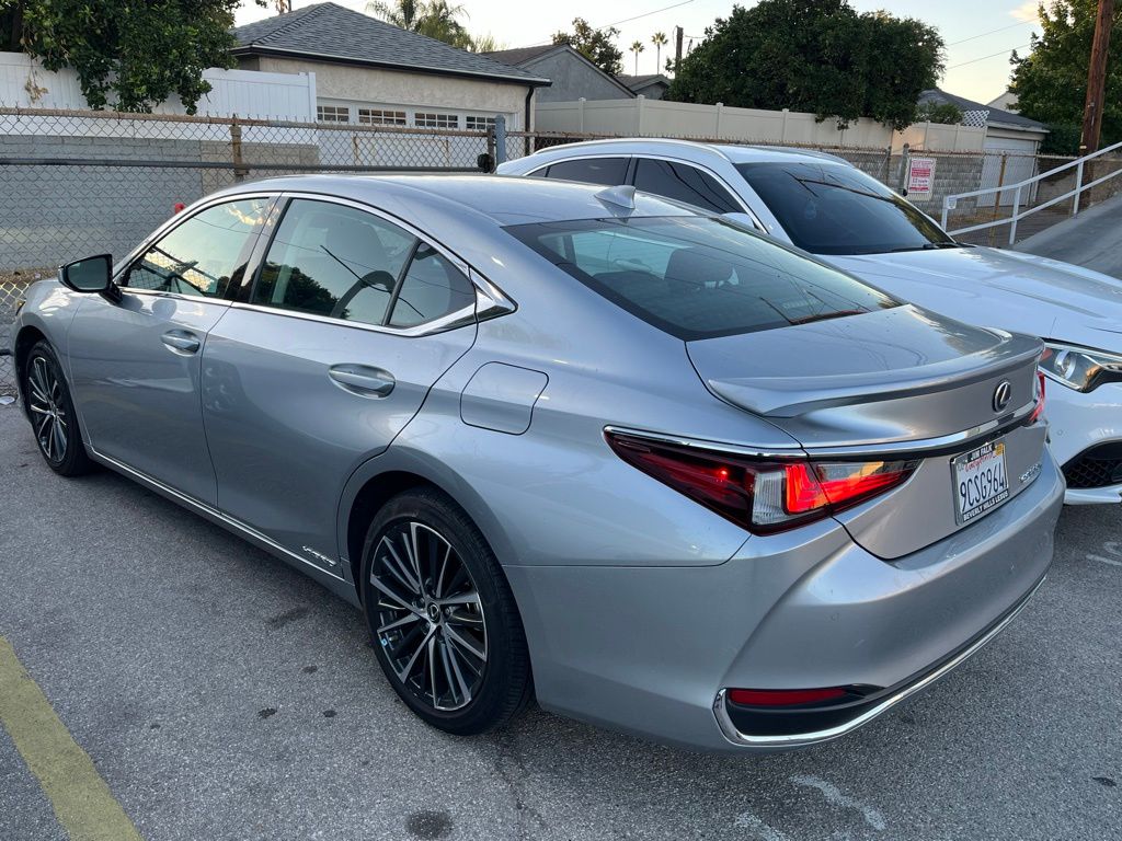 2022 Lexus ES 300h photo 3
