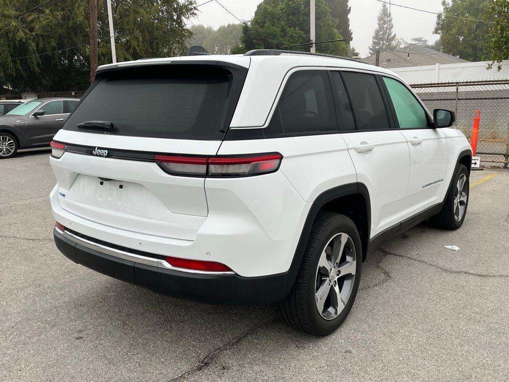 2023 Jeep Cherokee Base photo 3