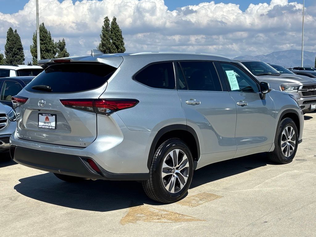2023 Toyota Highlander XLE photo 3
