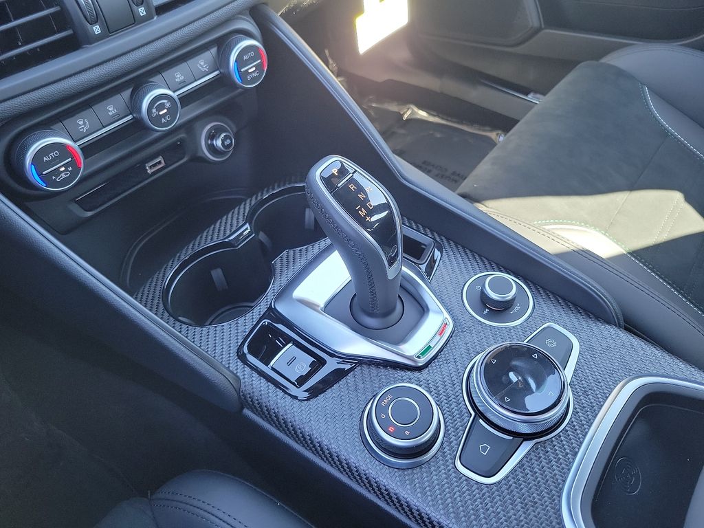 2024 Alfa Romeo Giulia Quadrifoglio - Photo 10