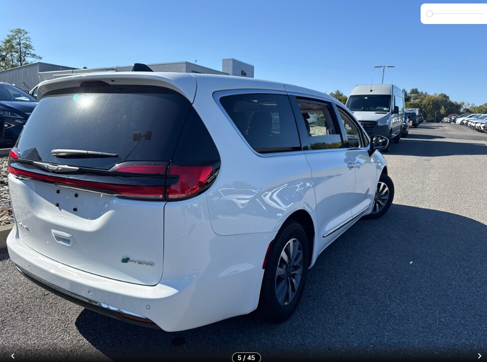 2023 Chrysler Pacifica Hybrid Limited photo 2