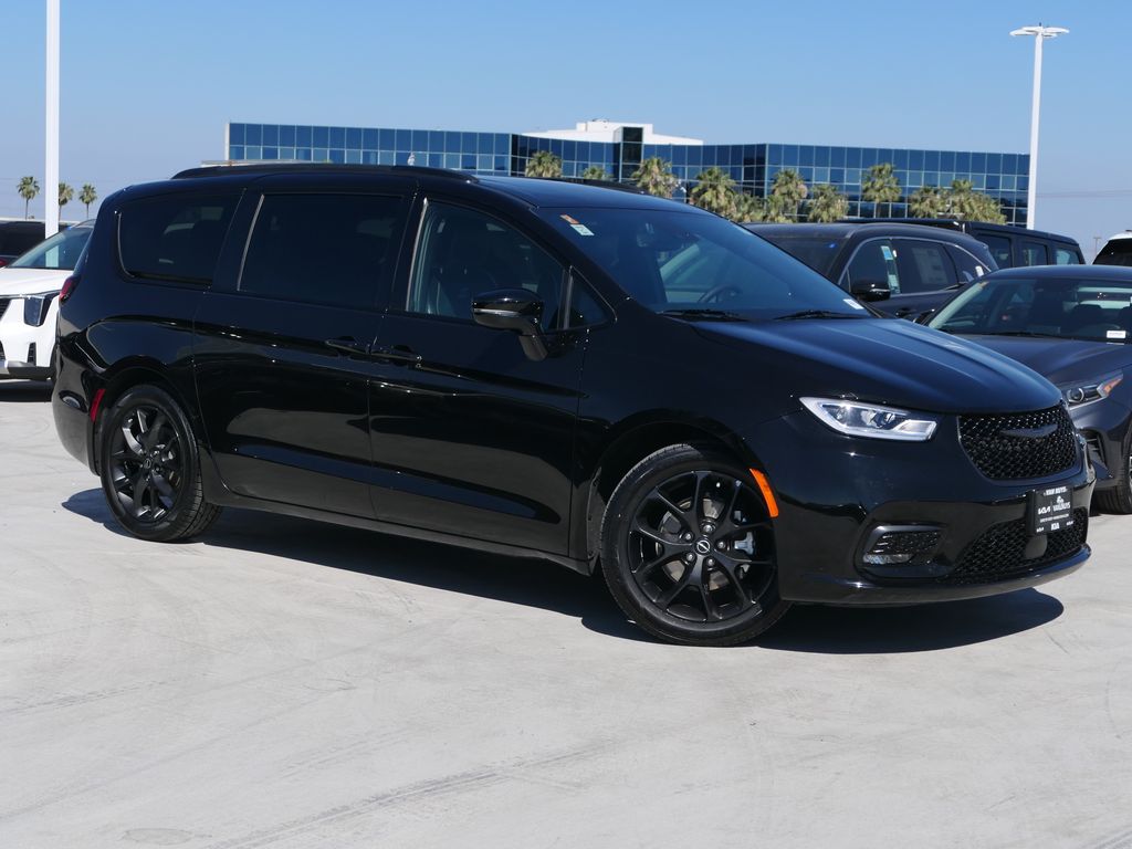 2025 Chrysler Pacifica Limited's photo