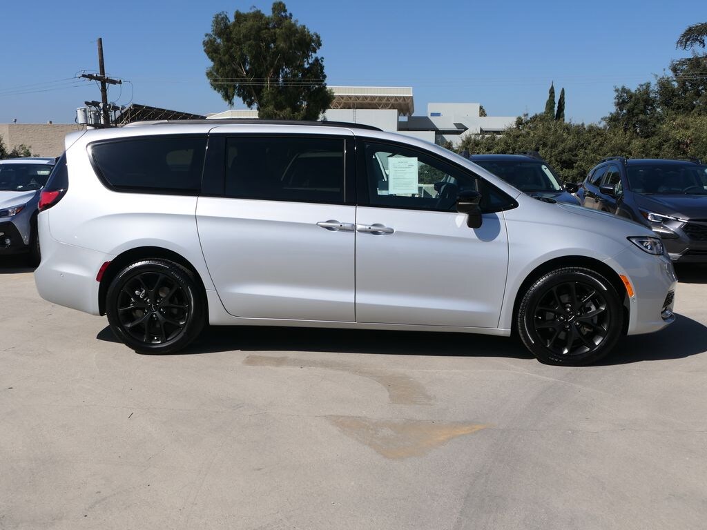 Used 2024 Chrysler Pacifica Limited Van Passenger Van