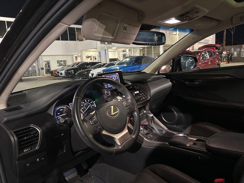 2019 Lexus NX 300h Luxury photo 3