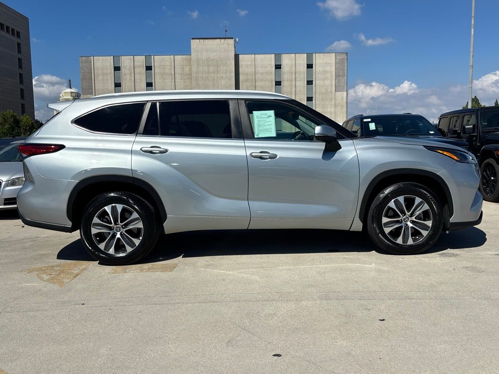 2023 Toyota Highlander XLE photo 2