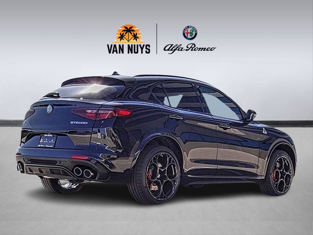 2023 Alfa Romeo Stelvio Quadrifoglio photo 2