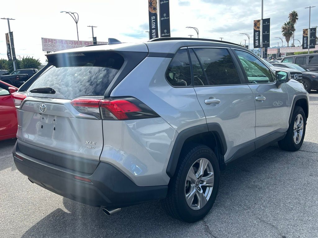 2022 Toyota RAV4 XLE photo 2