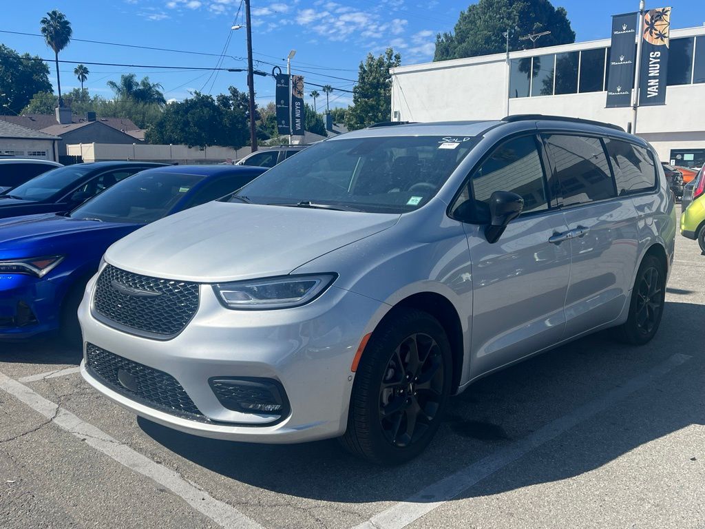 2024 Chrysler Pacifica Limited photo 2