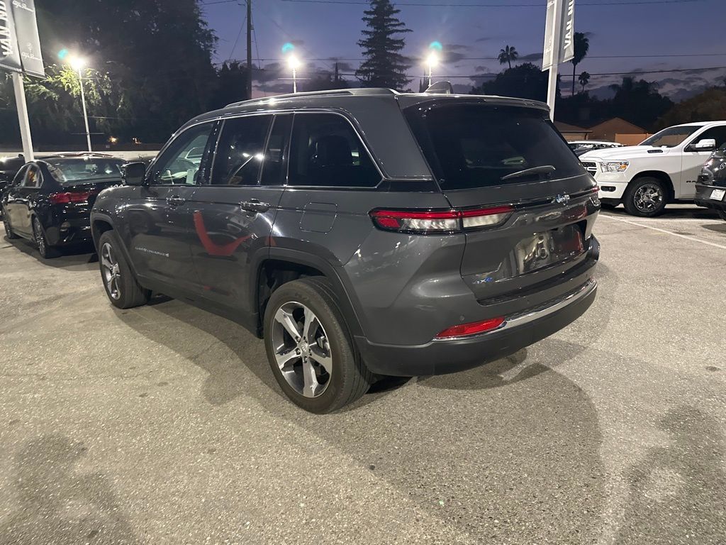 2024 Jeep Cherokee Base photo 3