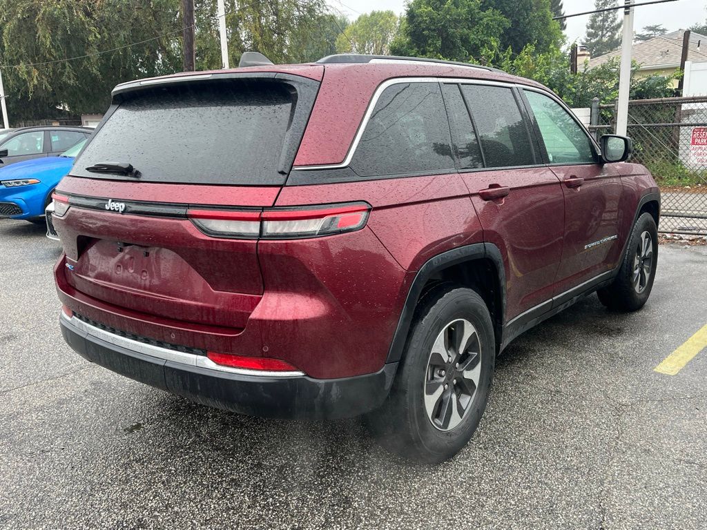 2023 Jeep Cherokee Base photo 3