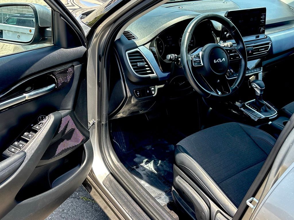2023 Kia Seltos S - Photo 11