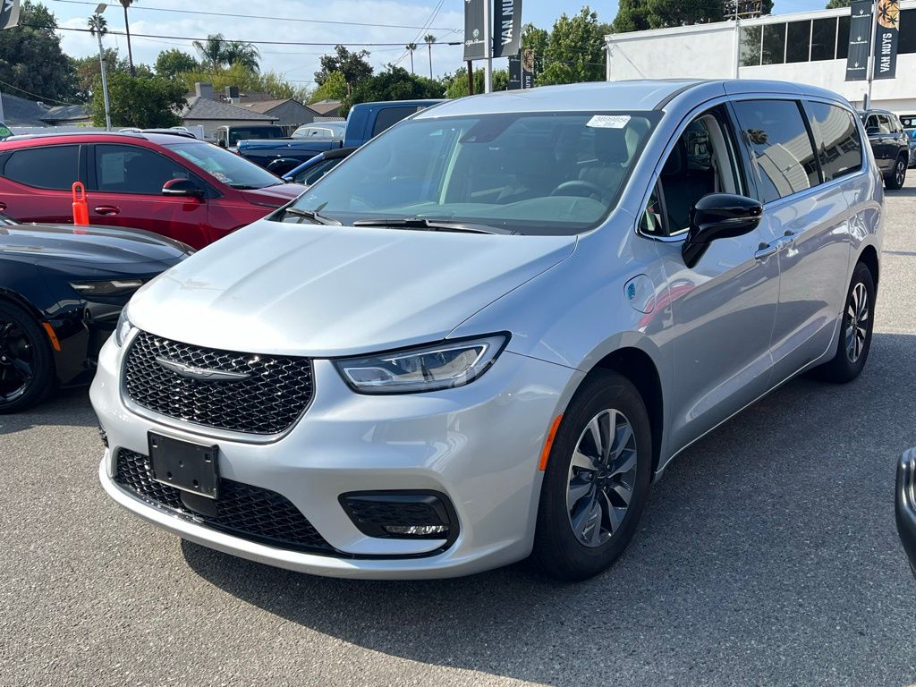 2024 Chrysler Pacifica Hybrid photo 2