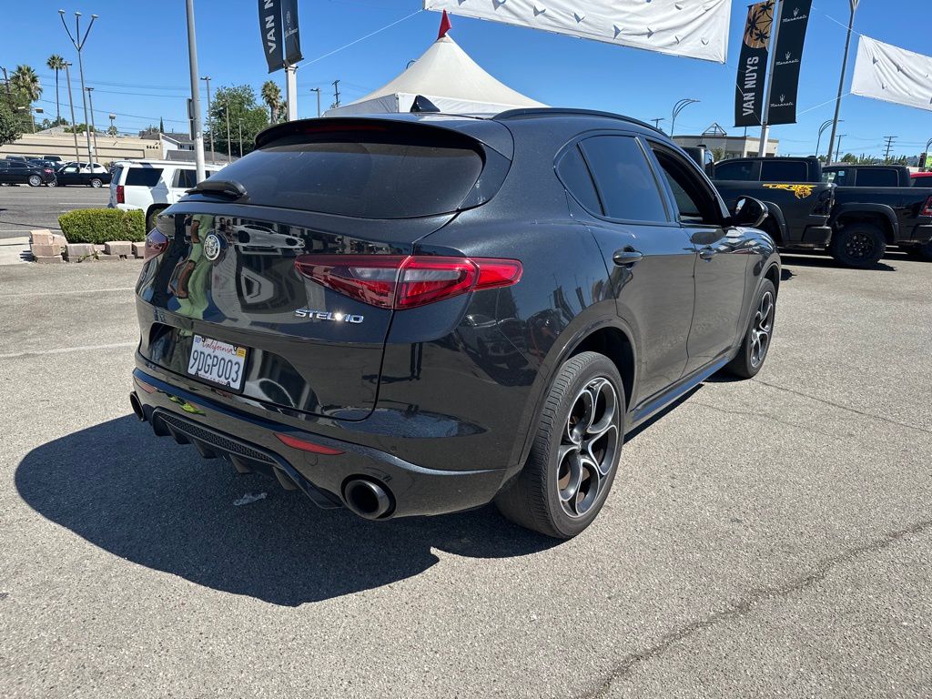 2022 Alfa Romeo Stelvio Ti photo 3