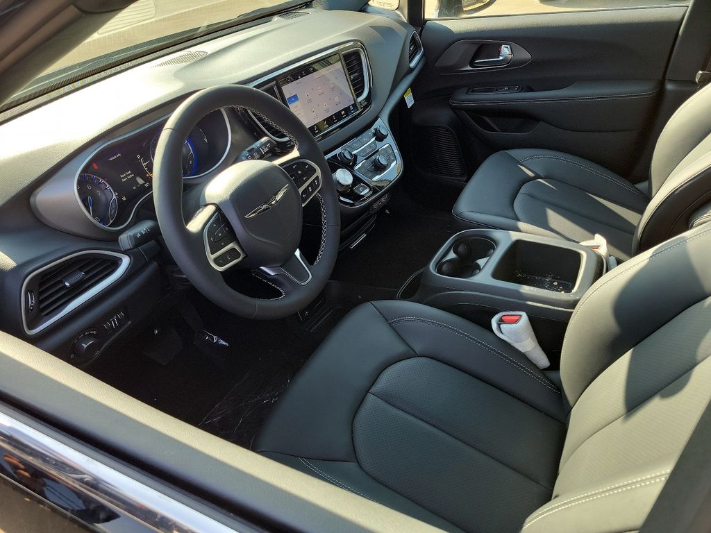 2025 Chrysler Voyager LX photo 2