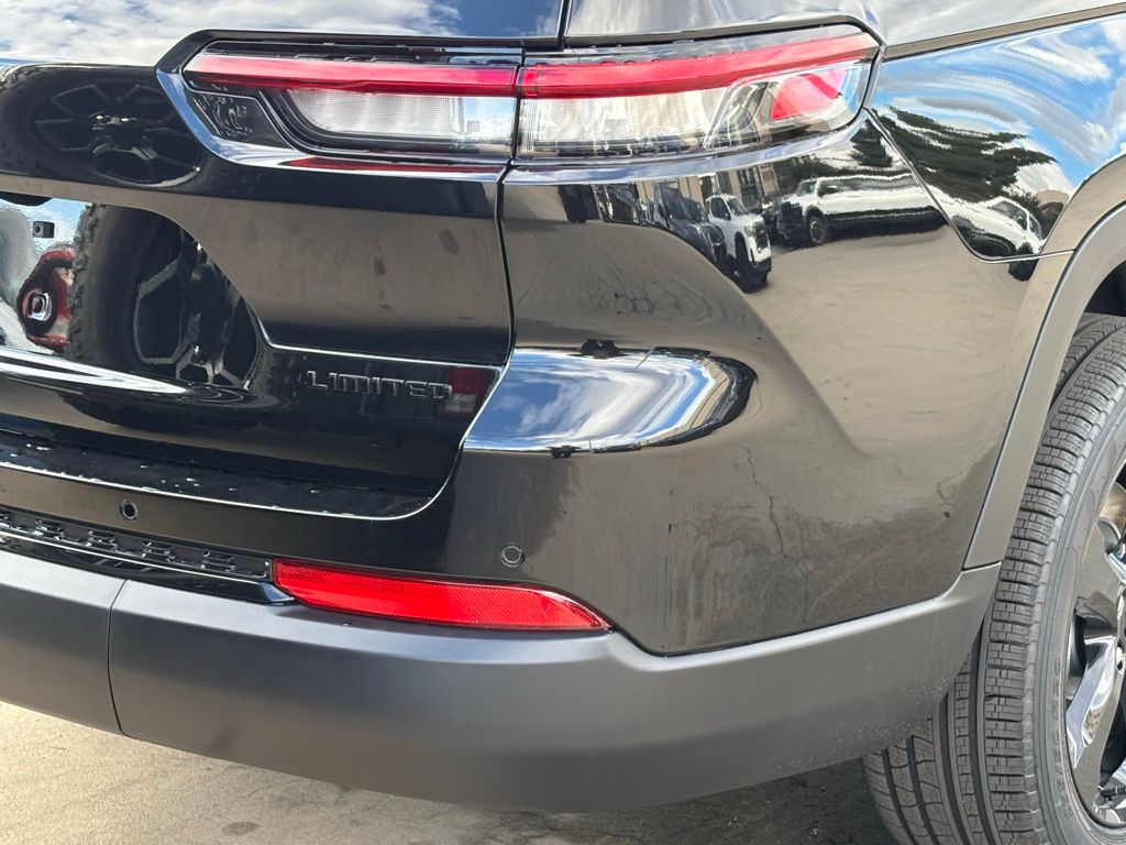 2025 Jeep Grand Cherokee Limited photo 2
