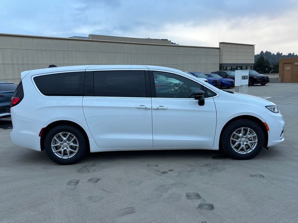 New 2026 Chrysler Pacifica Select Van Passenger Van