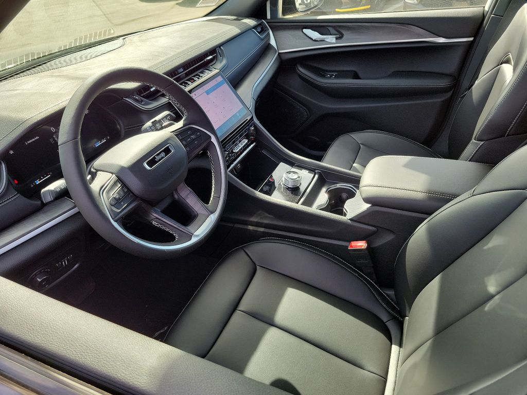 2025 Jeep Grand Cherokee Limited photo 2