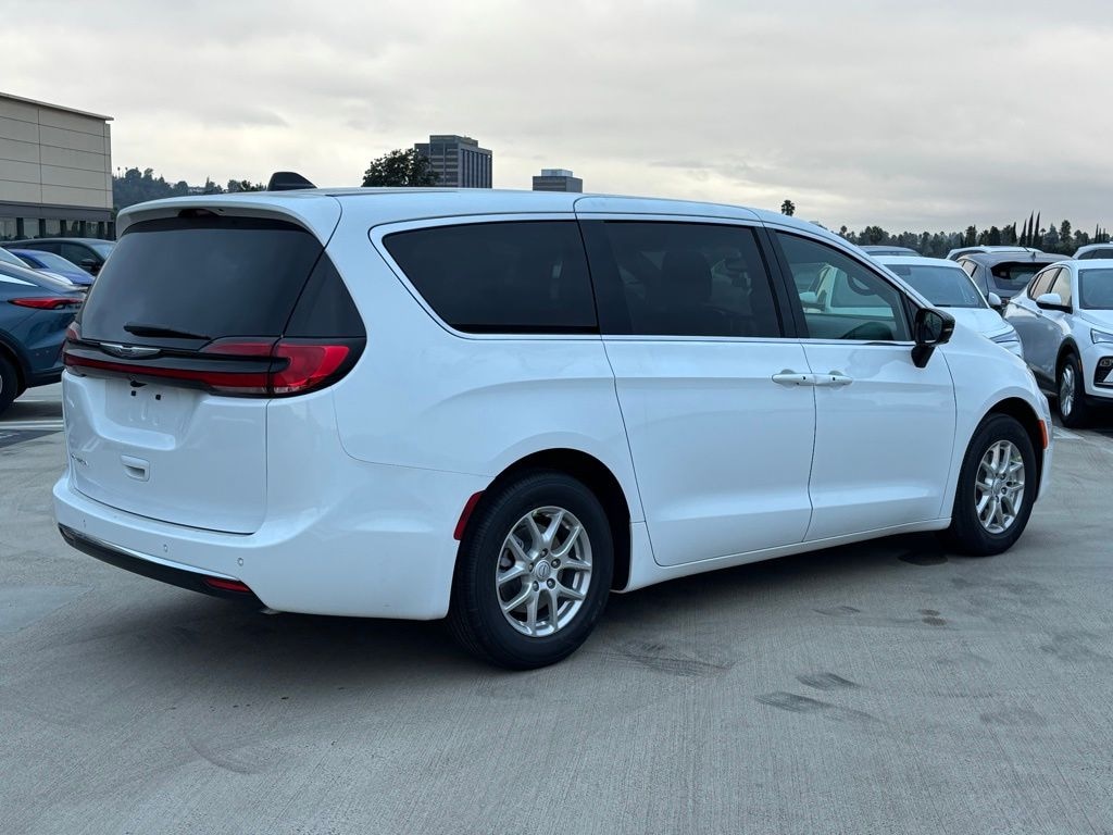 New 2026 Chrysler Pacifica Select Van Passenger Van