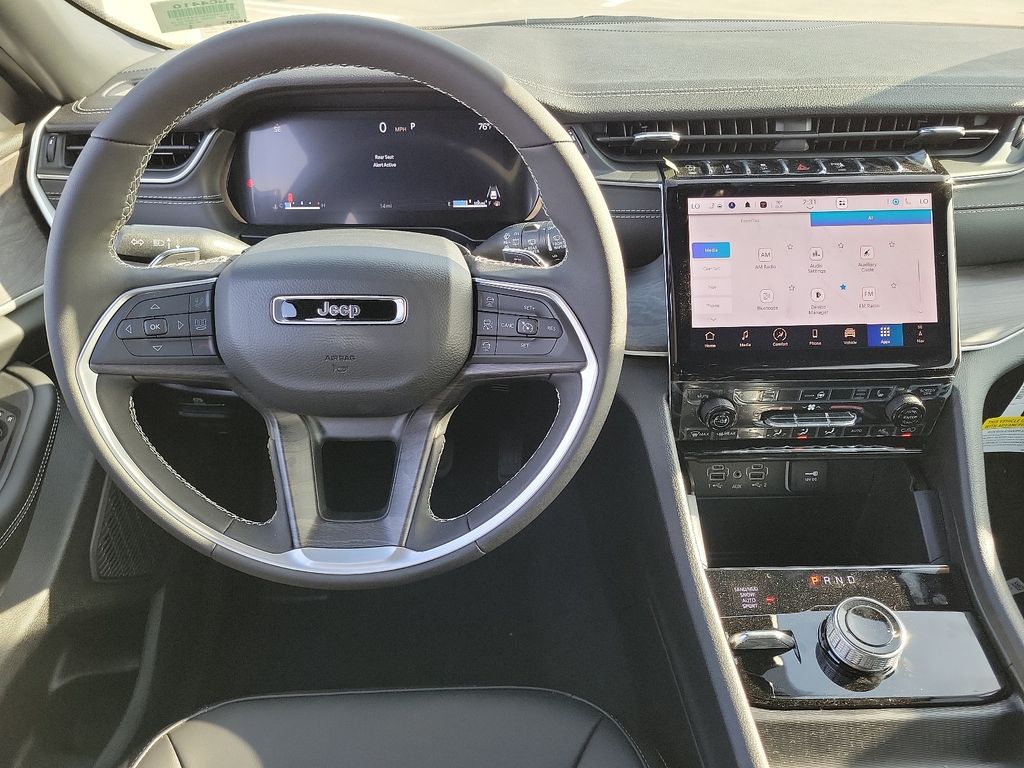 2025 Jeep Grand Cherokee Limited photo 3