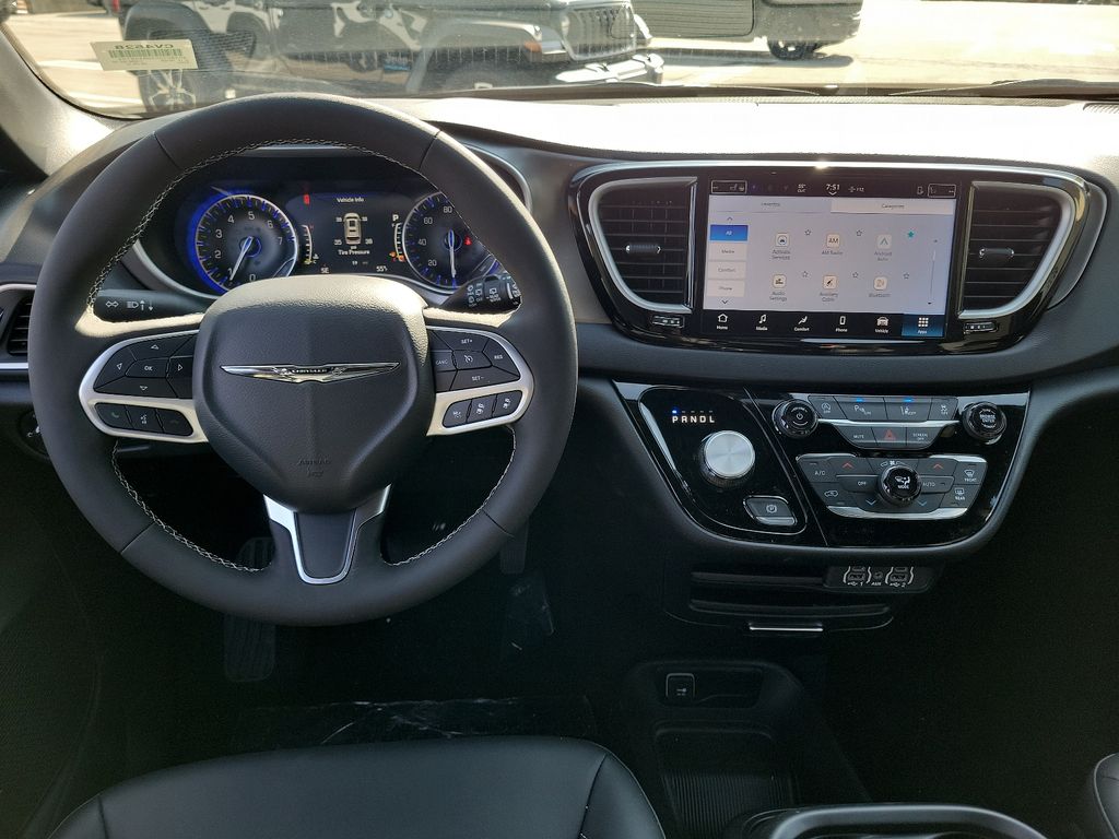 2025 Chrysler Voyager LX photo 3
