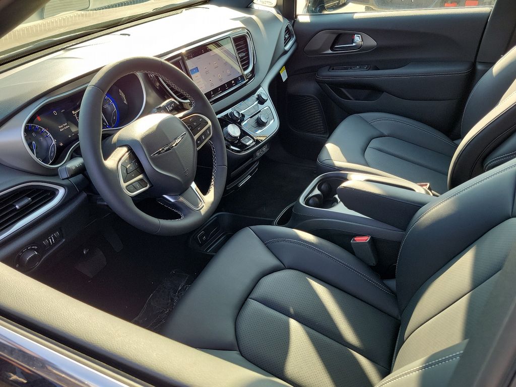 2025 Chrysler Voyager LX photo 2