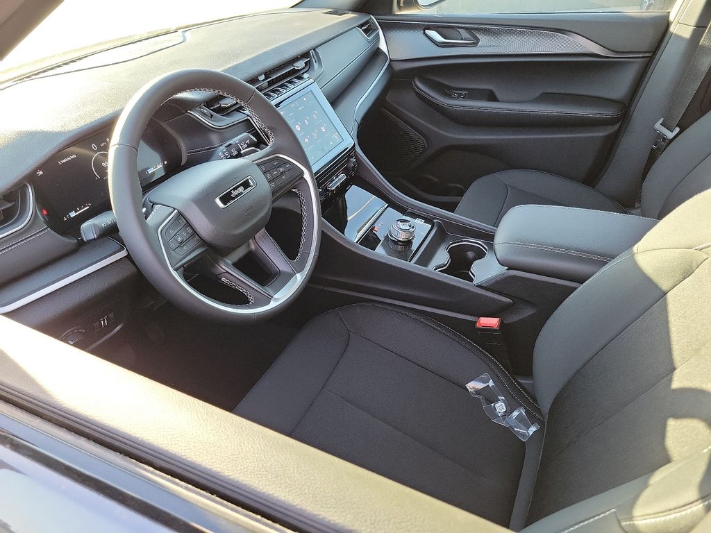2025 Jeep Grand Cherokee Laredo X photo 2