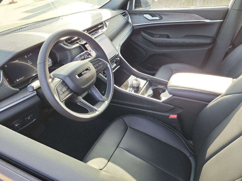 2025 Jeep Grand Cherokee Limited photo 2