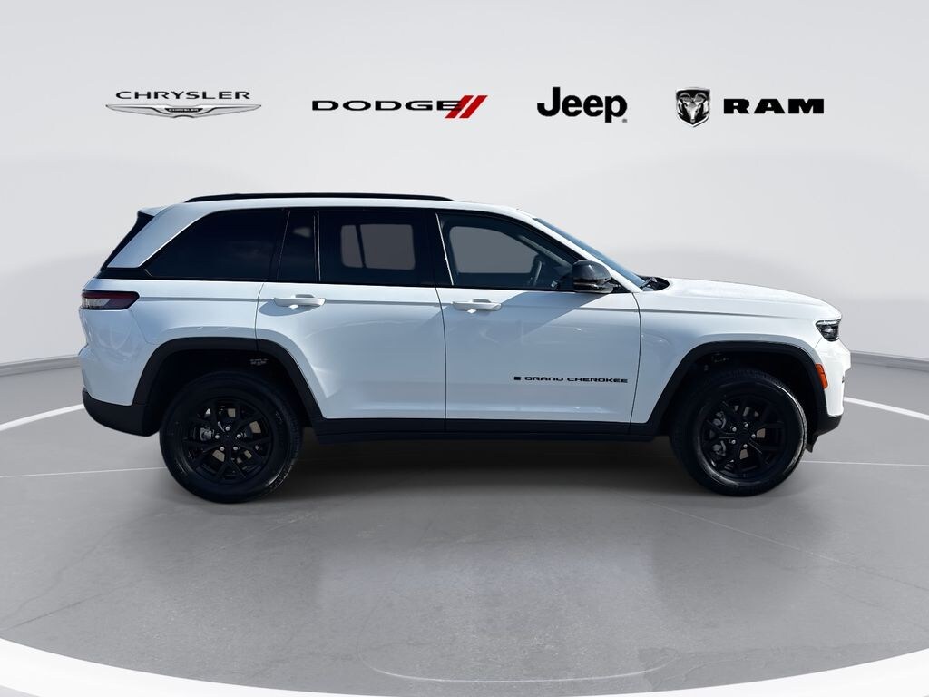 New 2025 Jeep Grand Cherokee Laredo SUV
