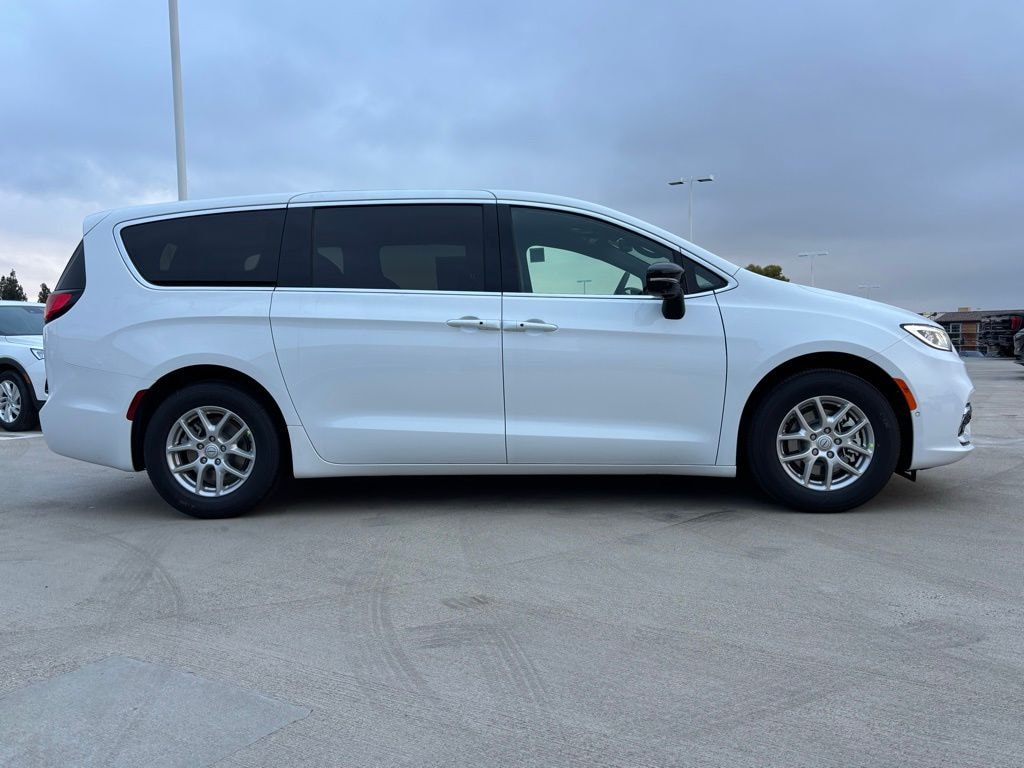 New 2026 Chrysler Pacifica Select Van Passenger Van