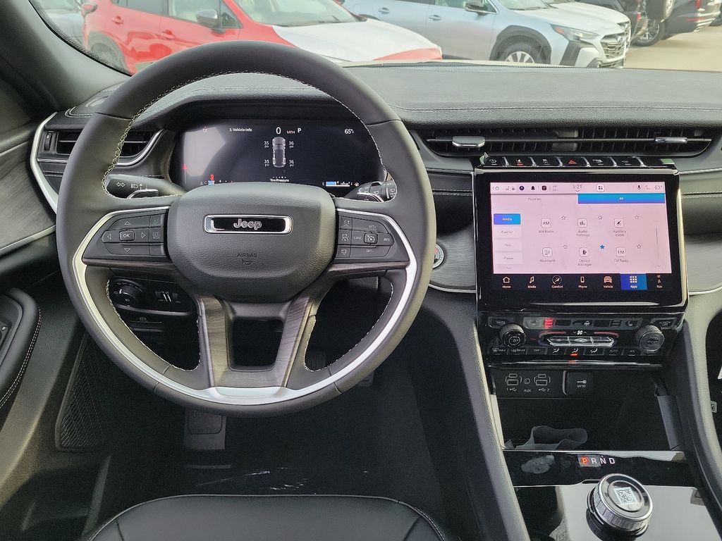 2025 Jeep Grand Cherokee Limited photo 3