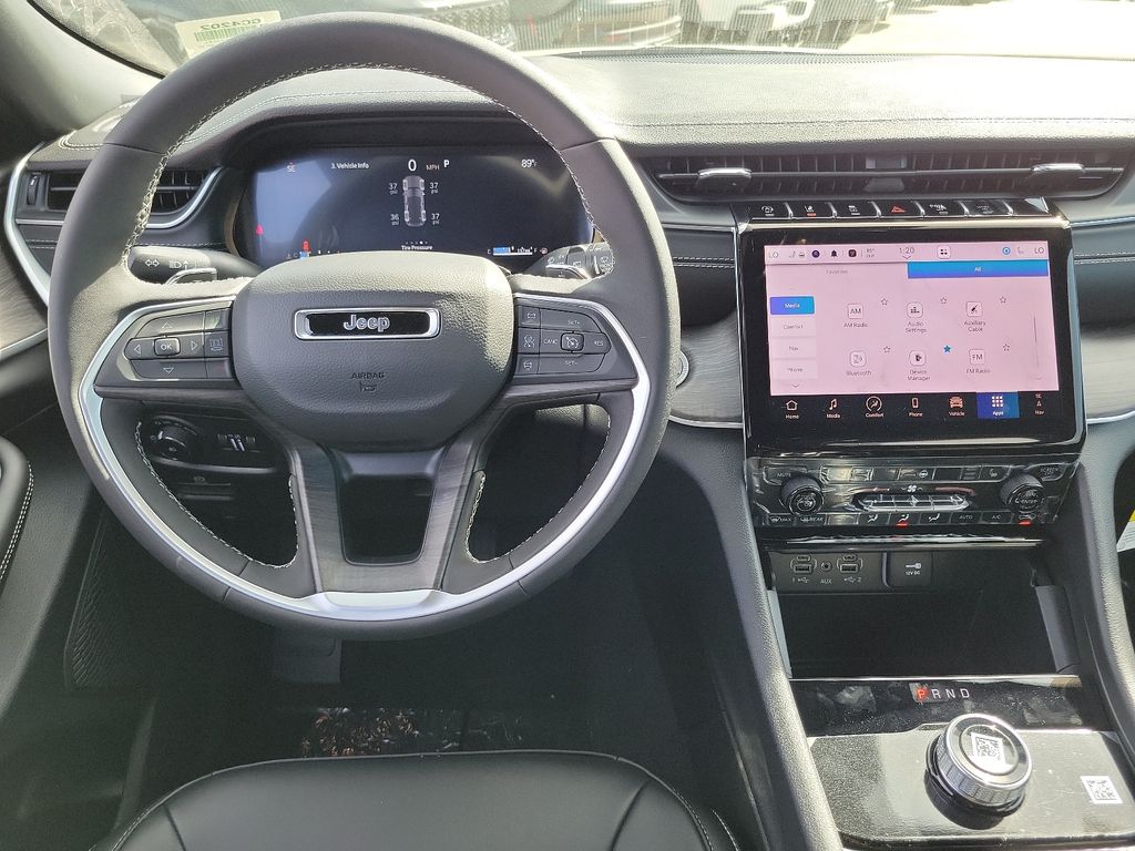 2025 Jeep Grand Cherokee Limited photo 3