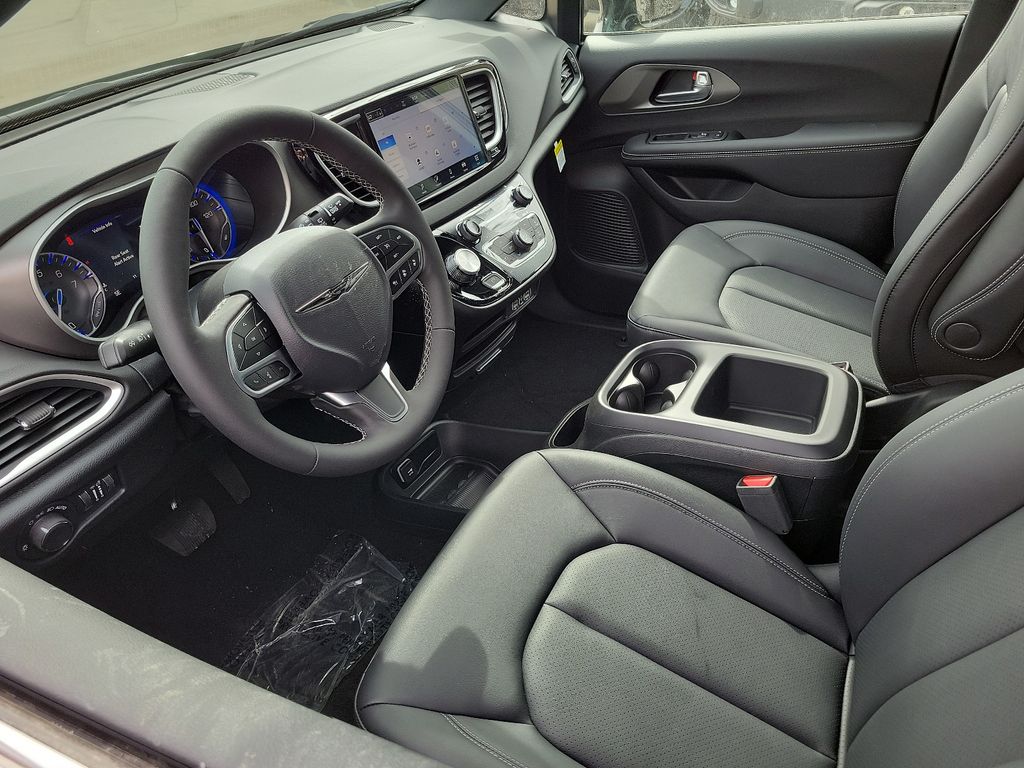 2025 Chrysler Voyager LX photo 2