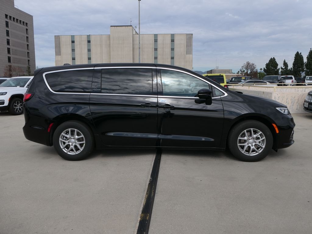 New 2026 Chrysler Pacifica Select Van Passenger Van