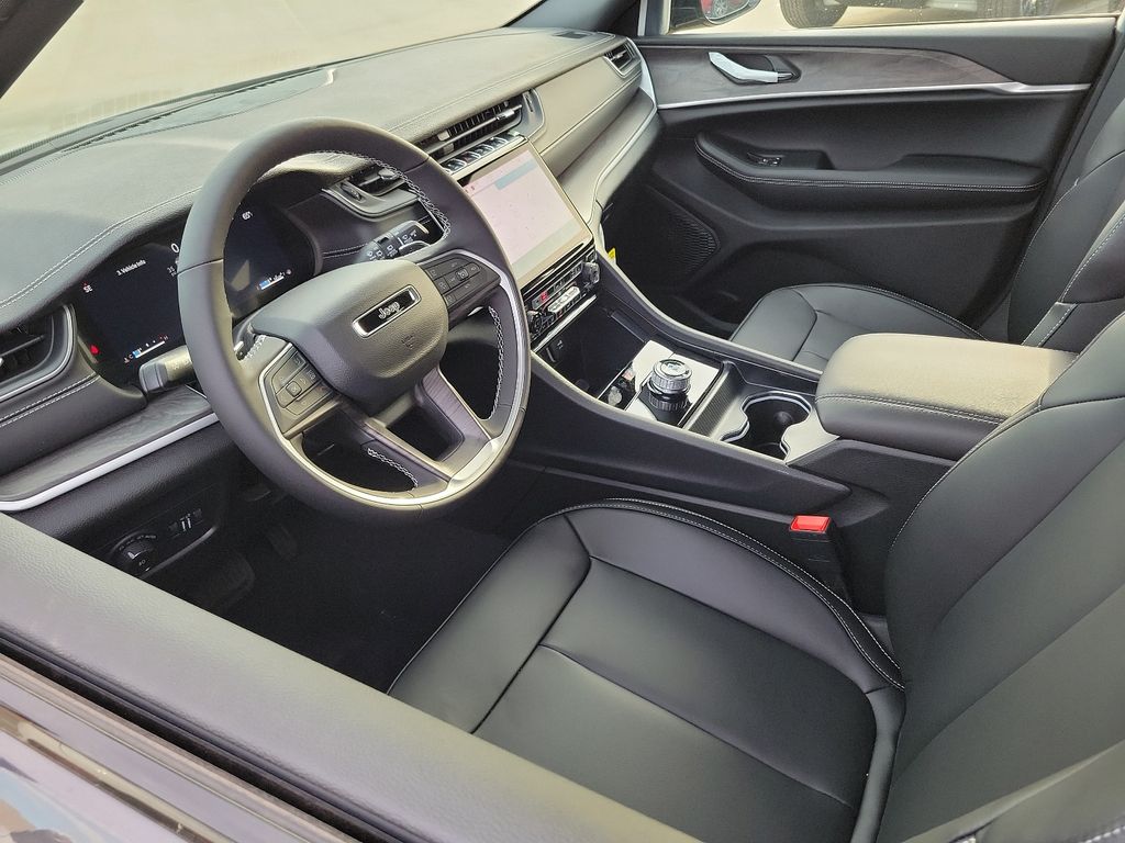 2025 Jeep Grand Cherokee Limited photo 2