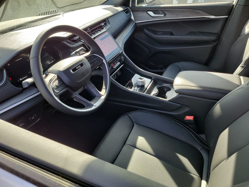 2025 Jeep Grand Cherokee Limited photo 2