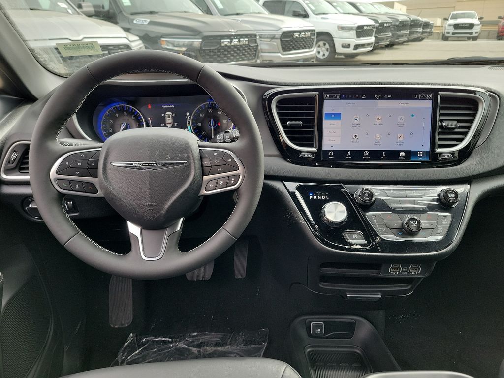 2025 Chrysler Voyager LX photo 3