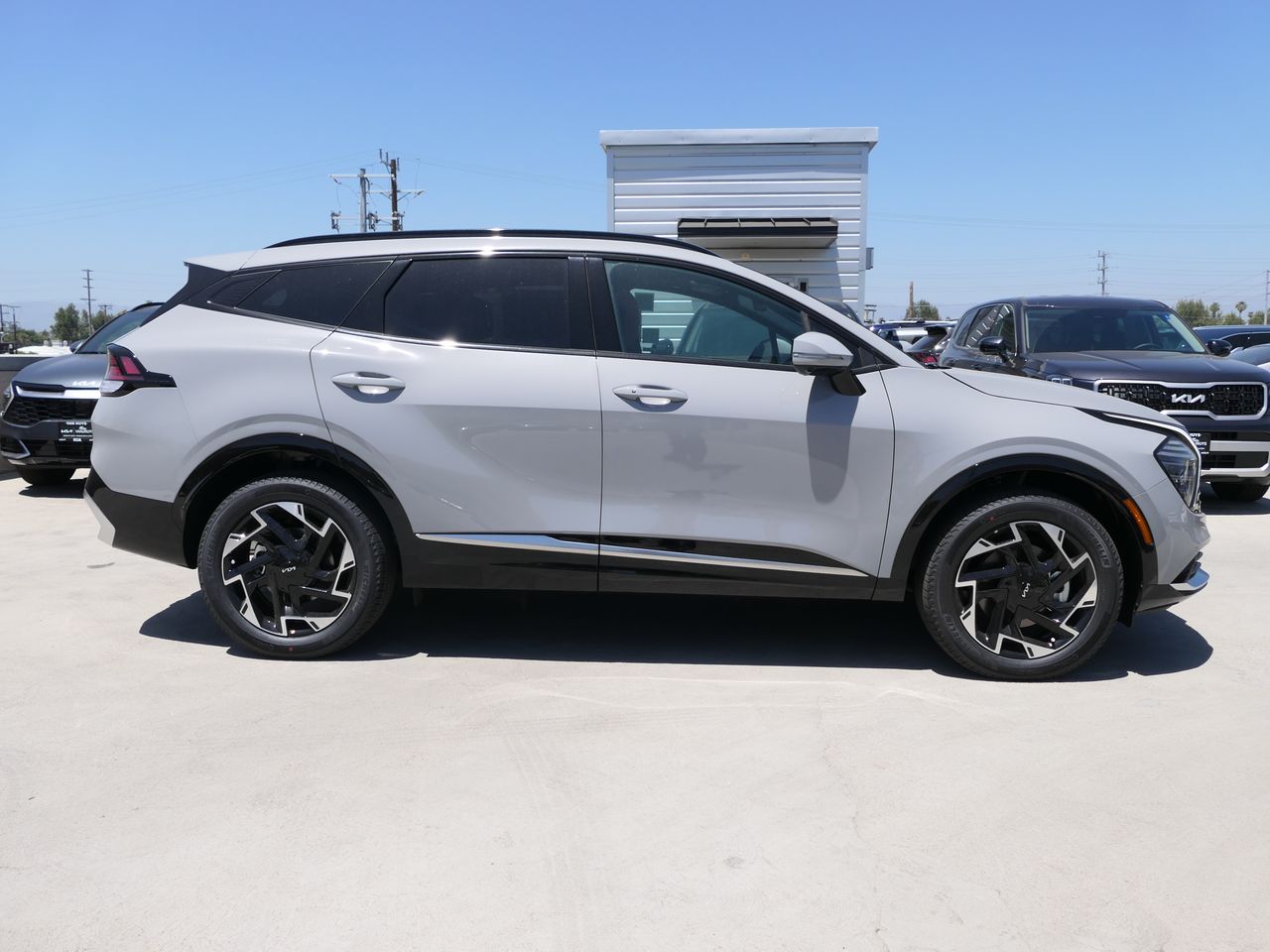 2025 Kia Sportage photo 2