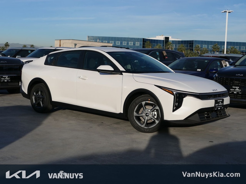 New 2025 Kia K4 LXS Sedan