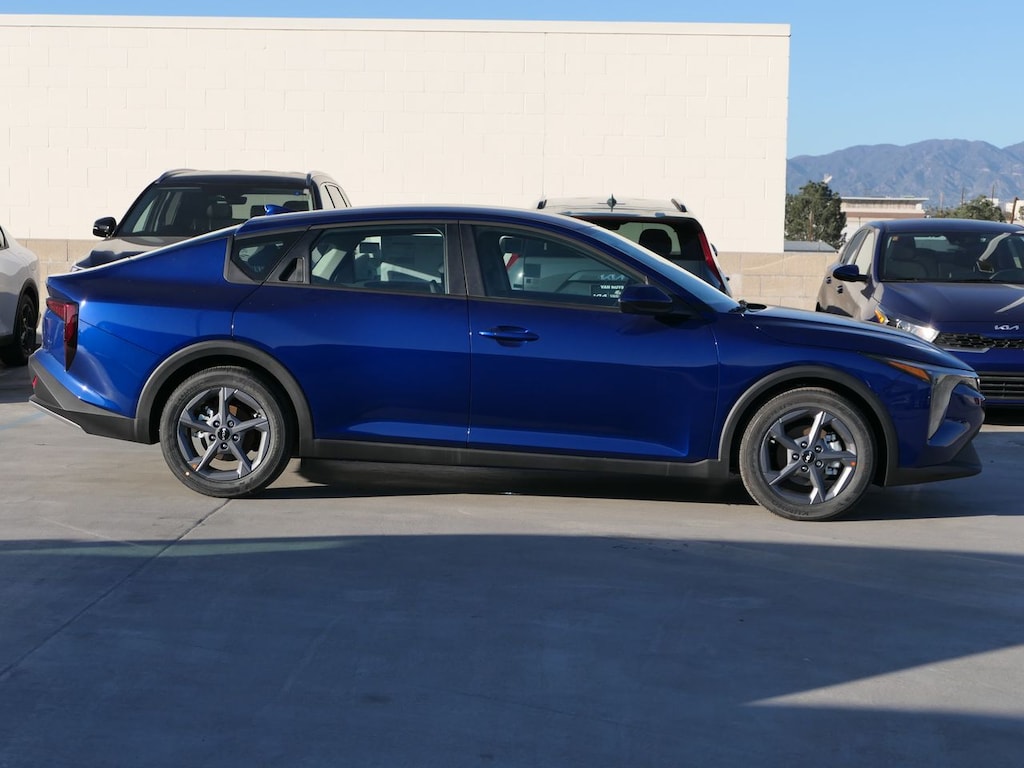 New 2025 Kia K4 LXS Sedan