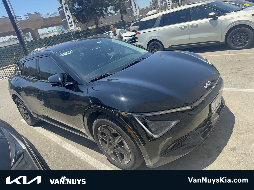 2025 Kia EV6 Wind's photo