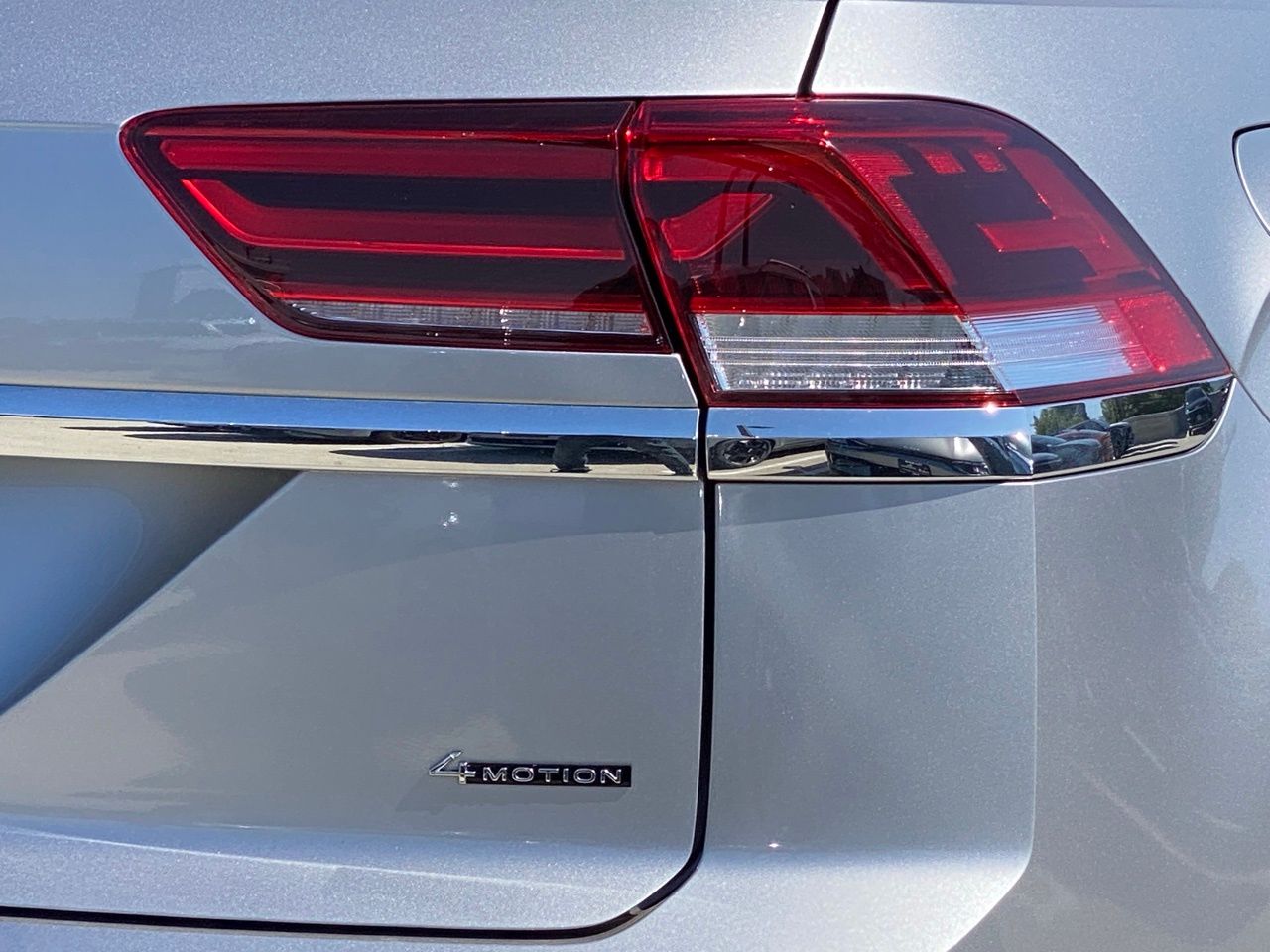 2023 Volkswagen Atlas Cross Sport 3.6L V6 SEL Premium R-Line photo 2