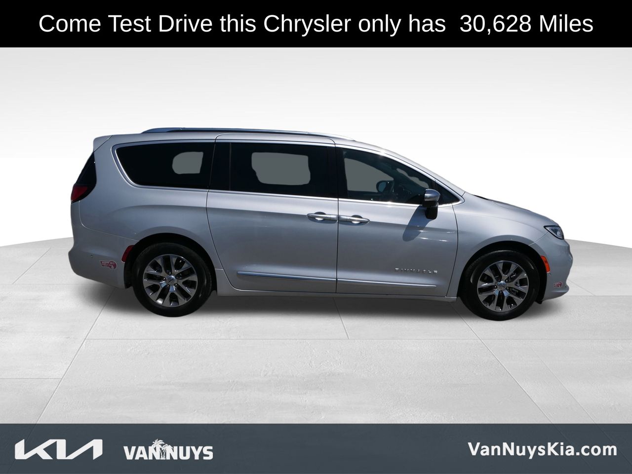 2023 Chrysler Pacifica Hybrid Pinnacle photo 2