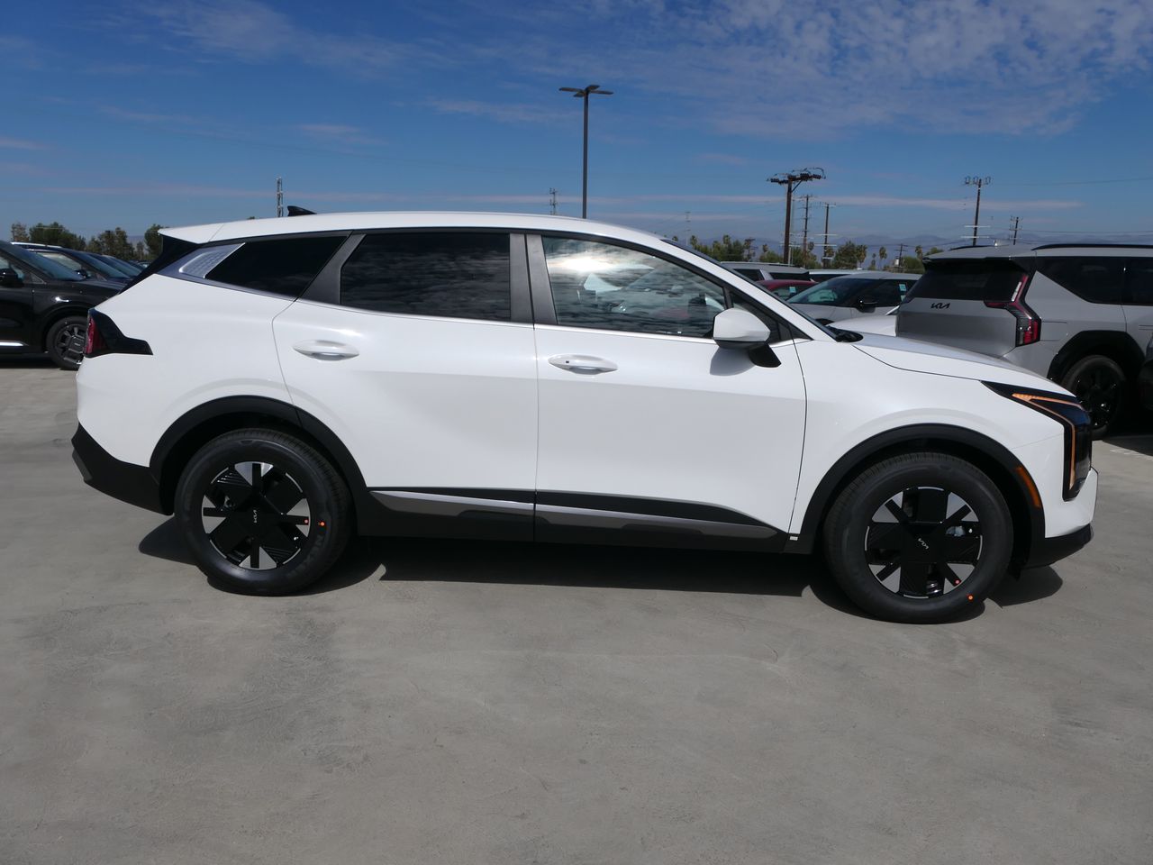 2026 Kia Sportage Hybrid LX photo 2
