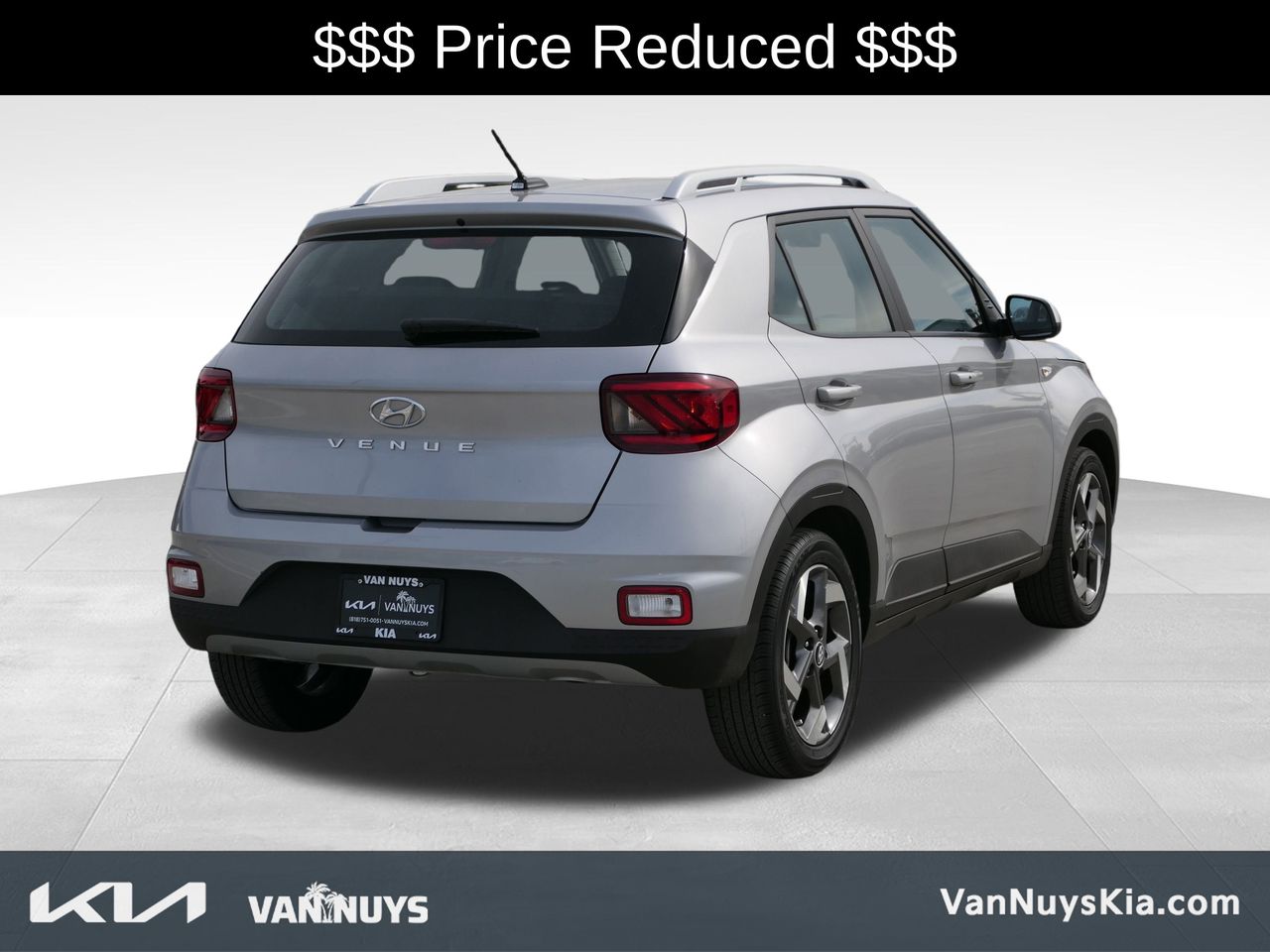 2025 Hyundai Venue SEL photo 2