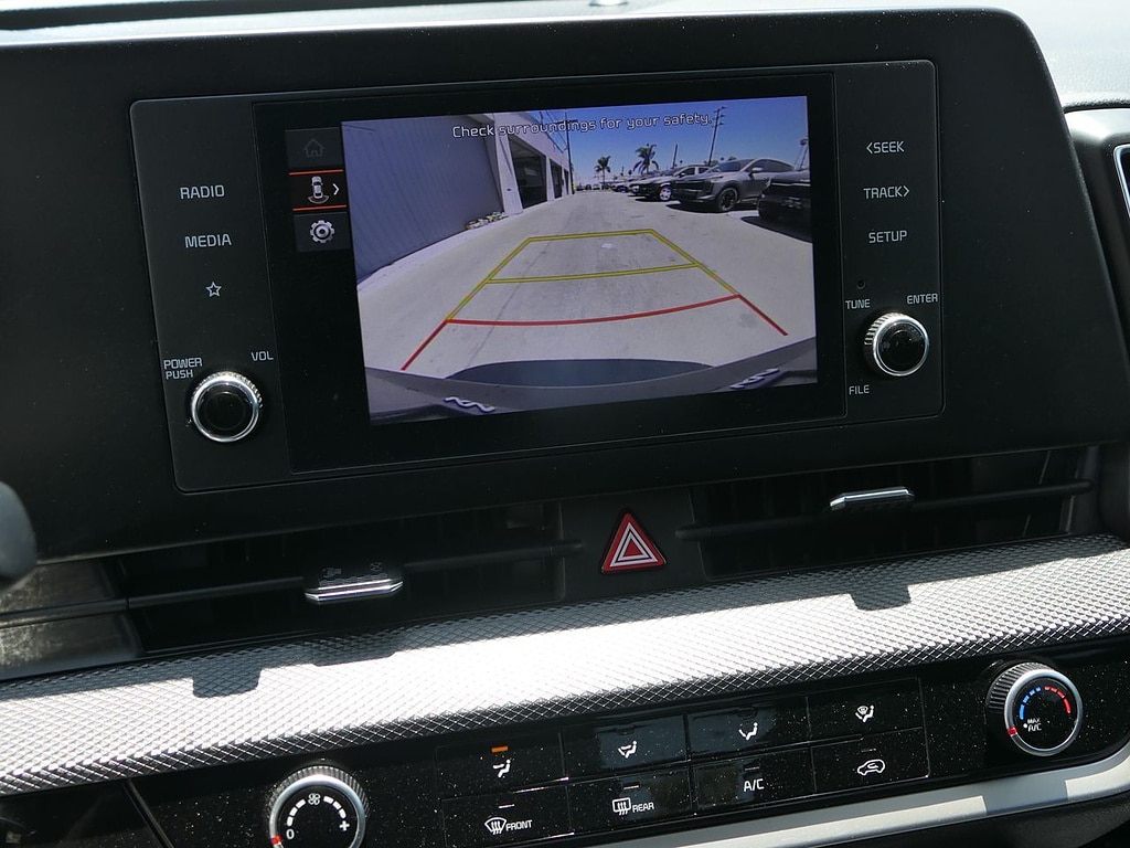 2025 Kia Sportage LX - Photo 18