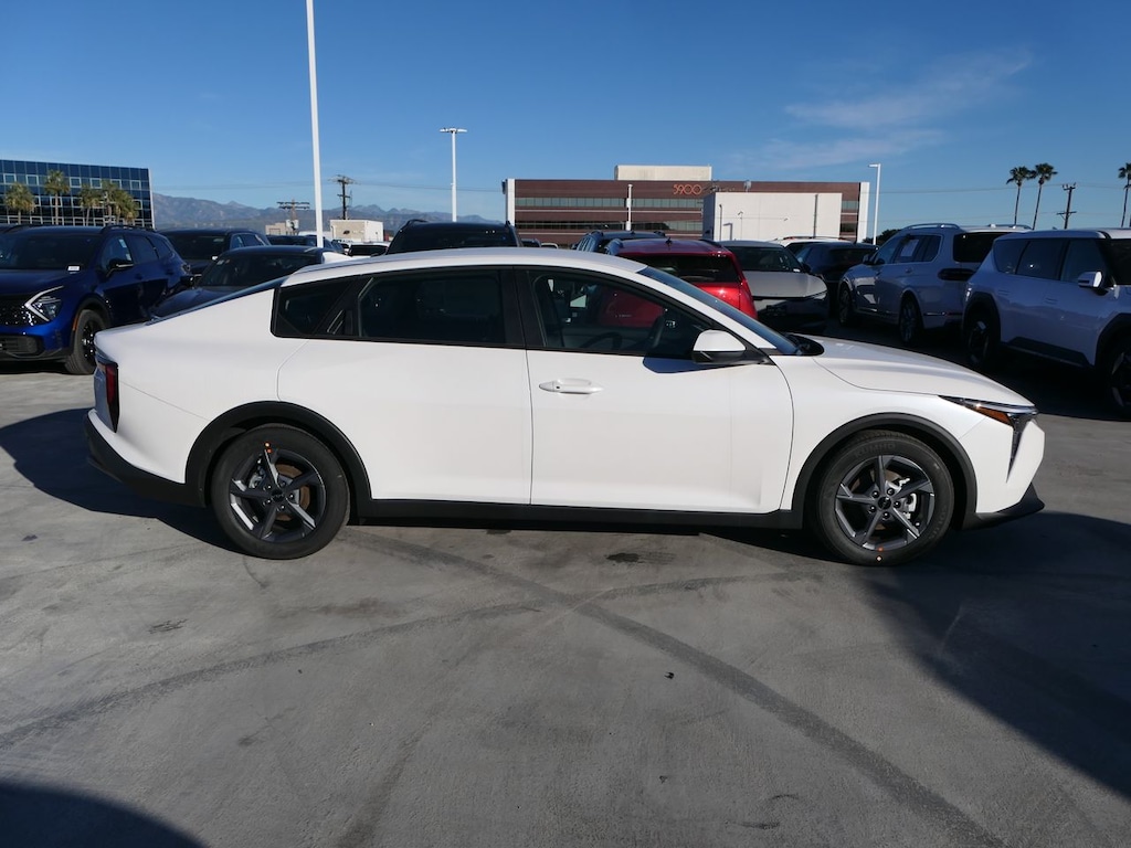 New 2025 Kia K4 LXS Sedan