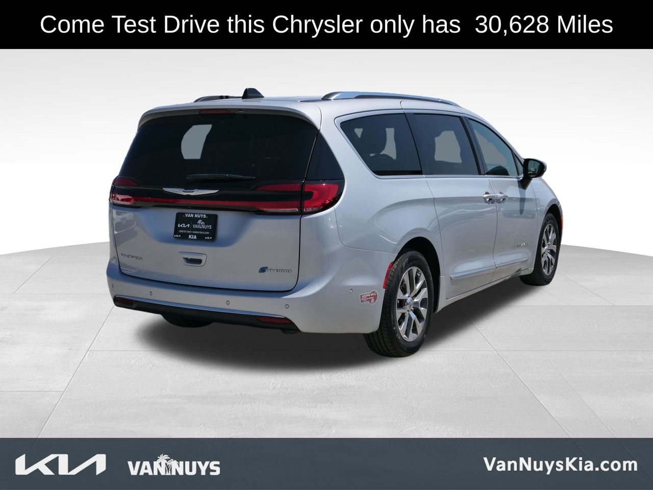 2023 Chrysler Pacifica Hybrid Pinnacle photo 3