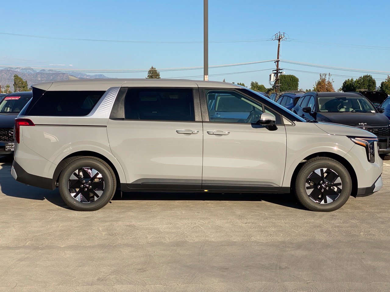 New 2027 Kia Carnival Hybrid LXS Minivan/Van
